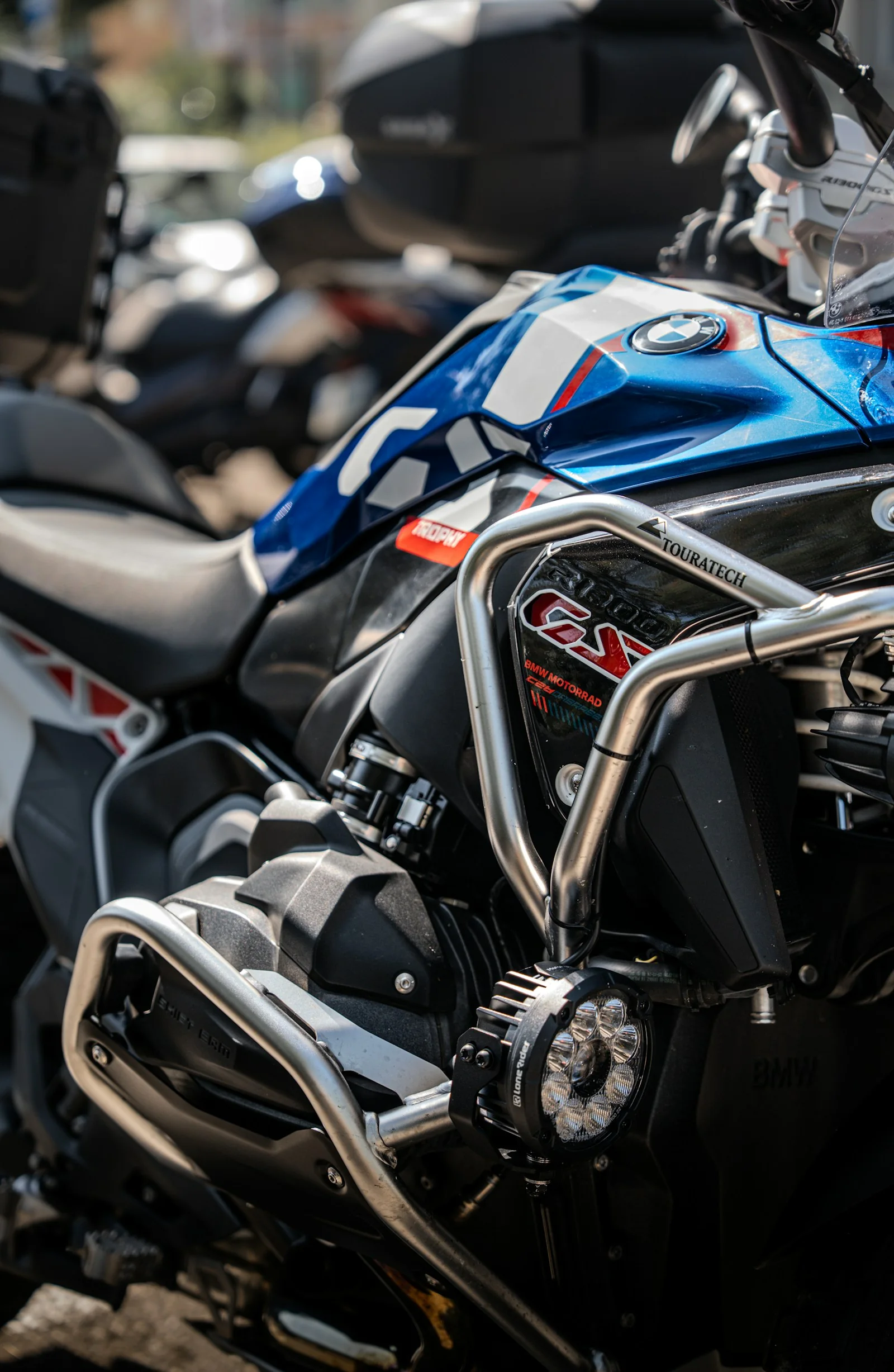 Close-up van een kleurrijke BMW GS-motorfiets, foto door Thibault Lam Tran op Unsplash