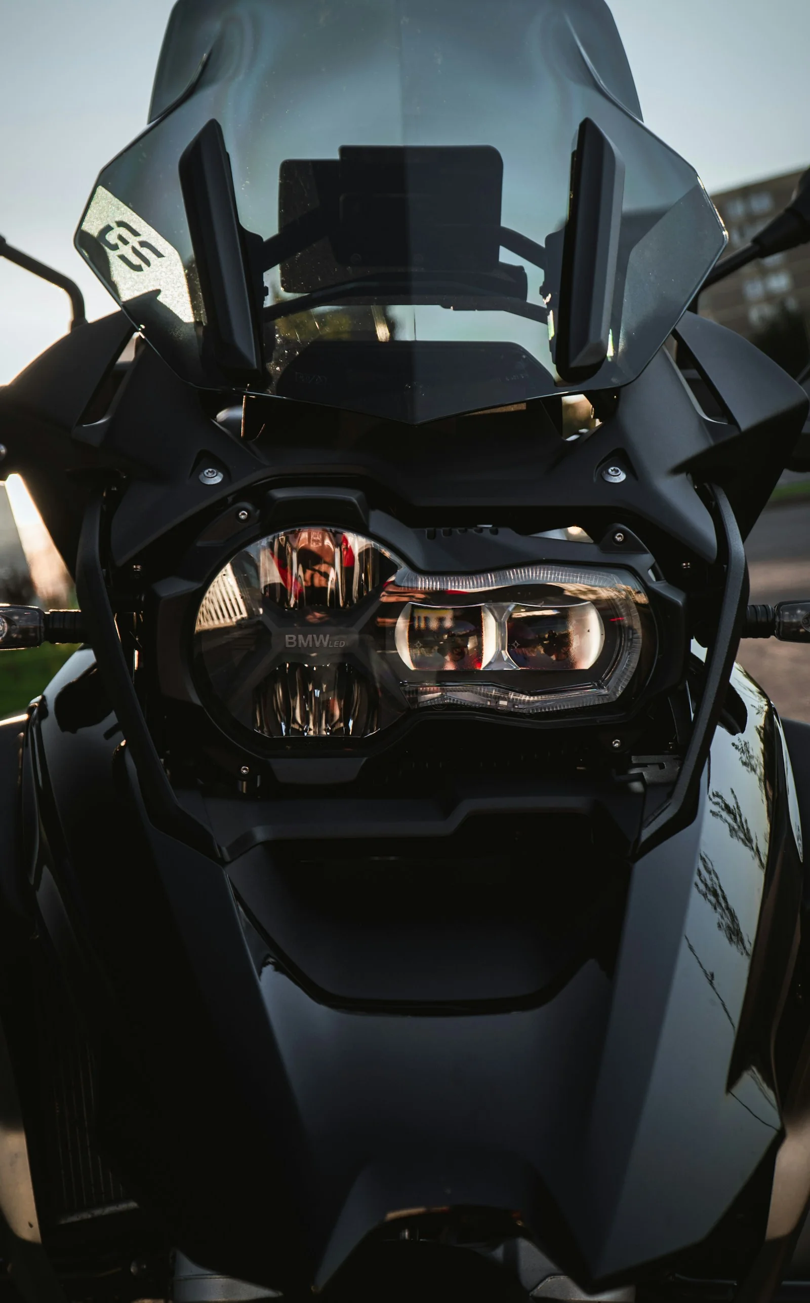 Close-up van de koplamp van een BMW GS-motorfiets, foto door YearOne op Unsplash