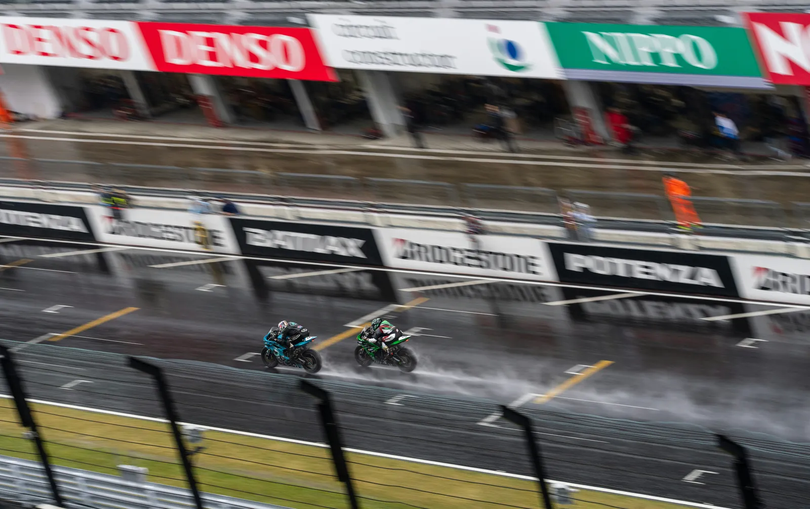 Circuitmotor in de paddock tijdens voorbereiding op een trackday