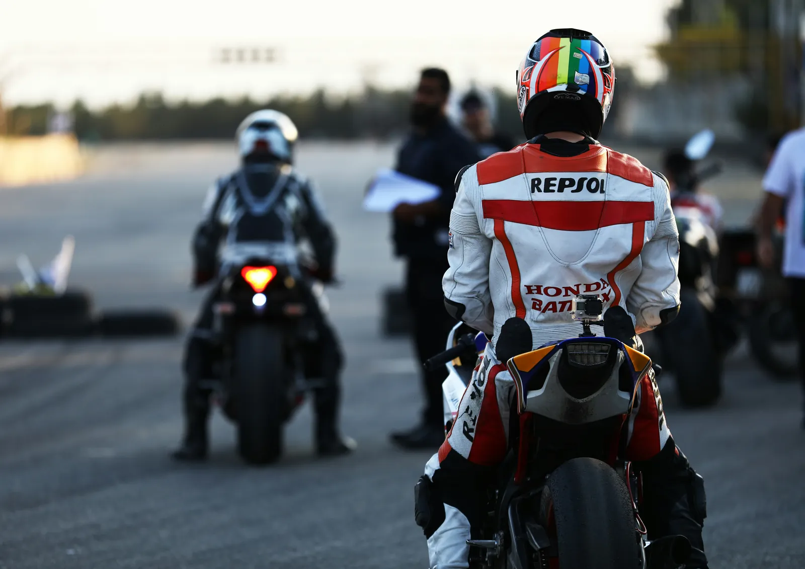 Circuitmotor en rijder in de paddock na een trackday