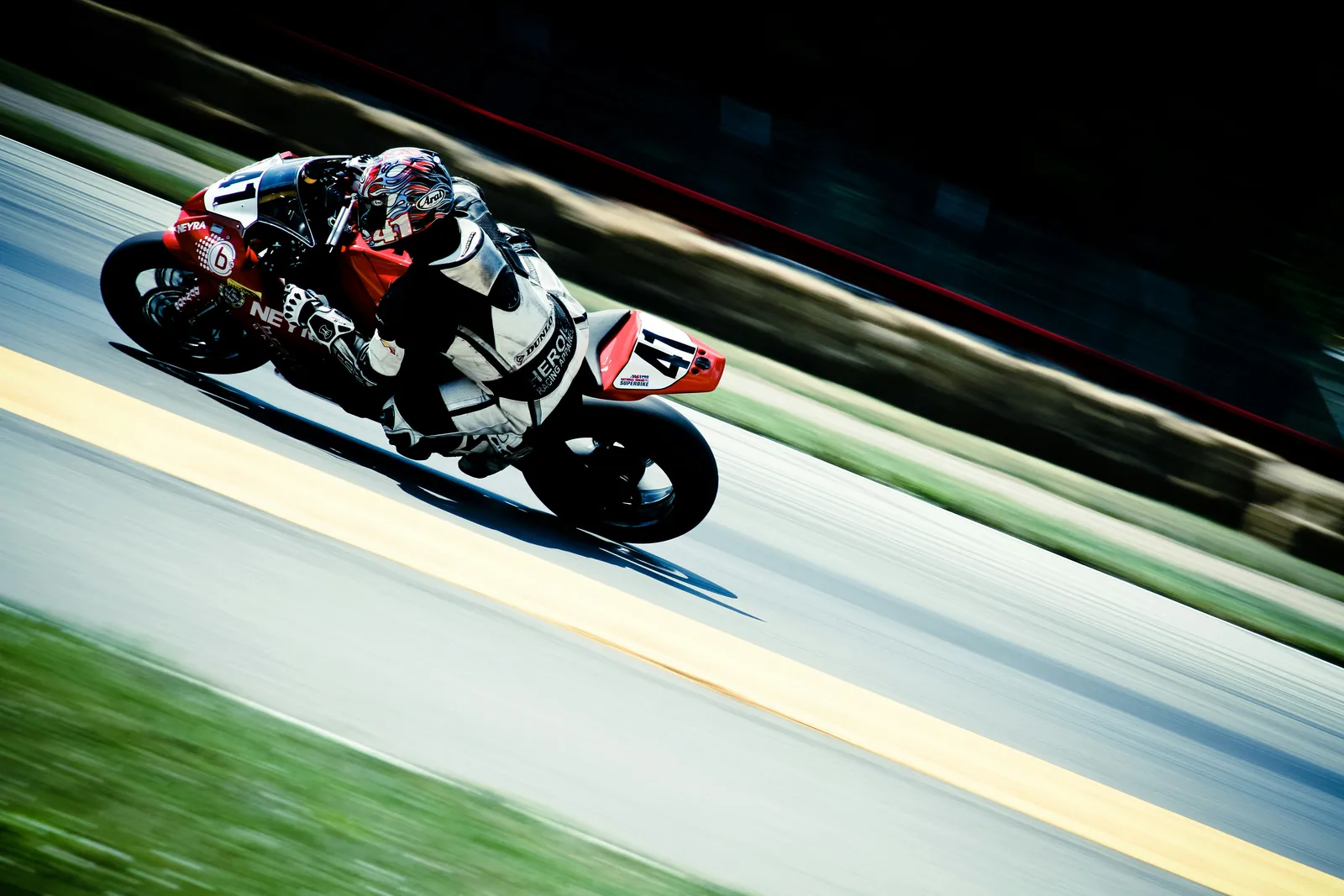 Circuitmotor in actie als sfeerbeeld voor slijtage en onderhoud na een trackday