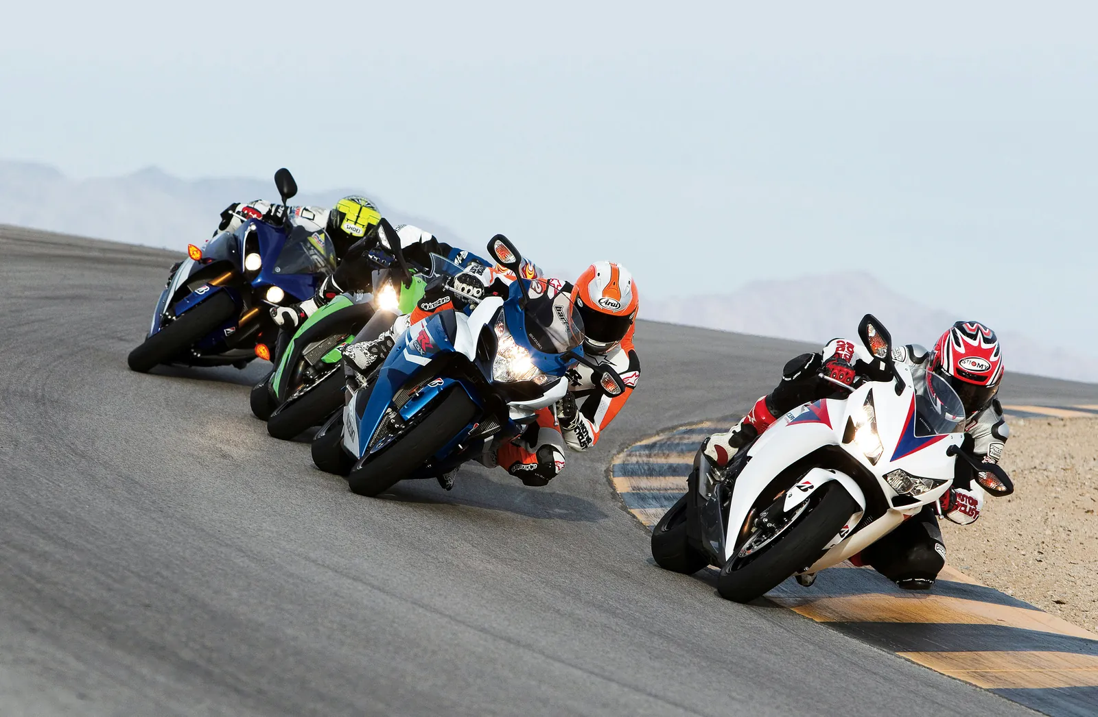 Motor in de paddock tijdens controle en voorbereiding tussen trackday sessies
