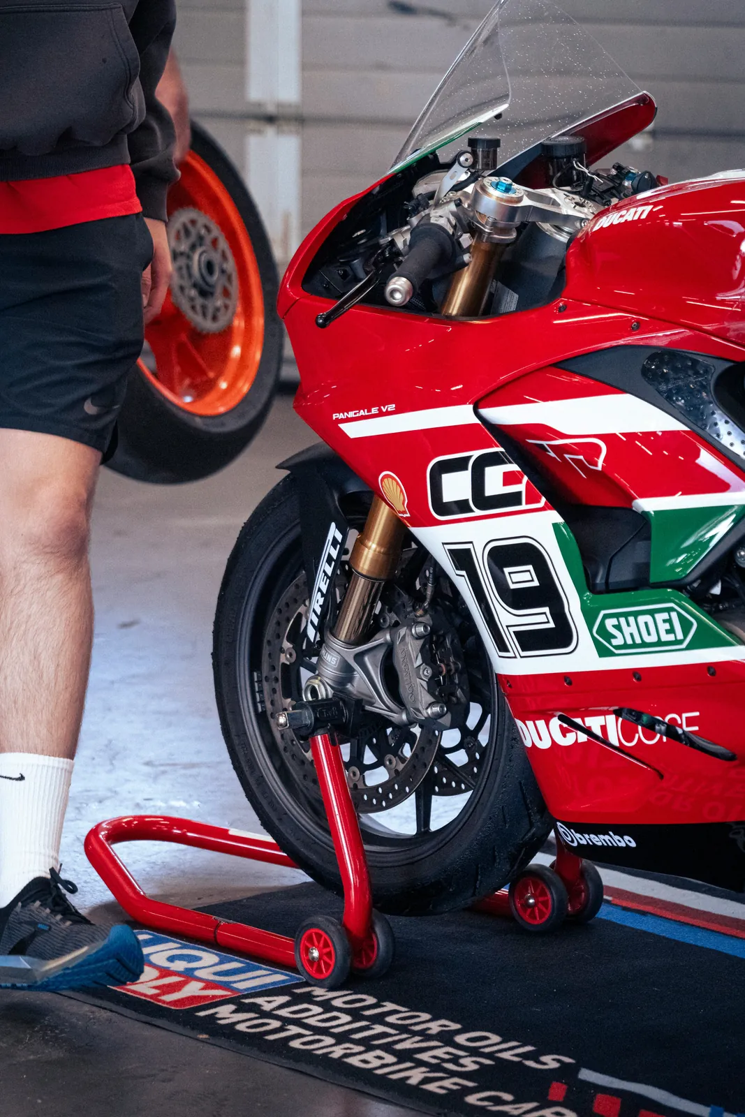 Rijder met circuitmotor in de paddock tijdens trackdayvoorbereiding