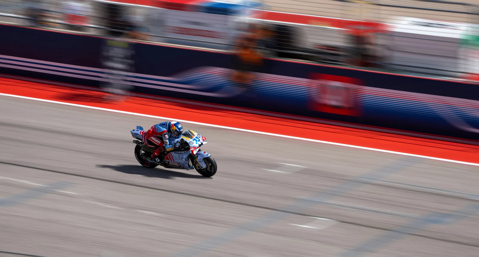Circuitmotor op snelheid tijdens een trackday als sfeerbeeld voor onderhoudsbelasting