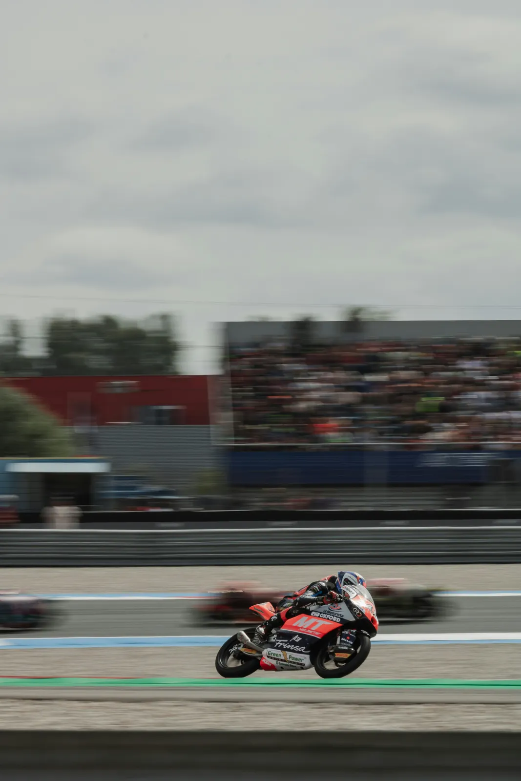 Circuitmotor klaar voor een trackday in de paddock