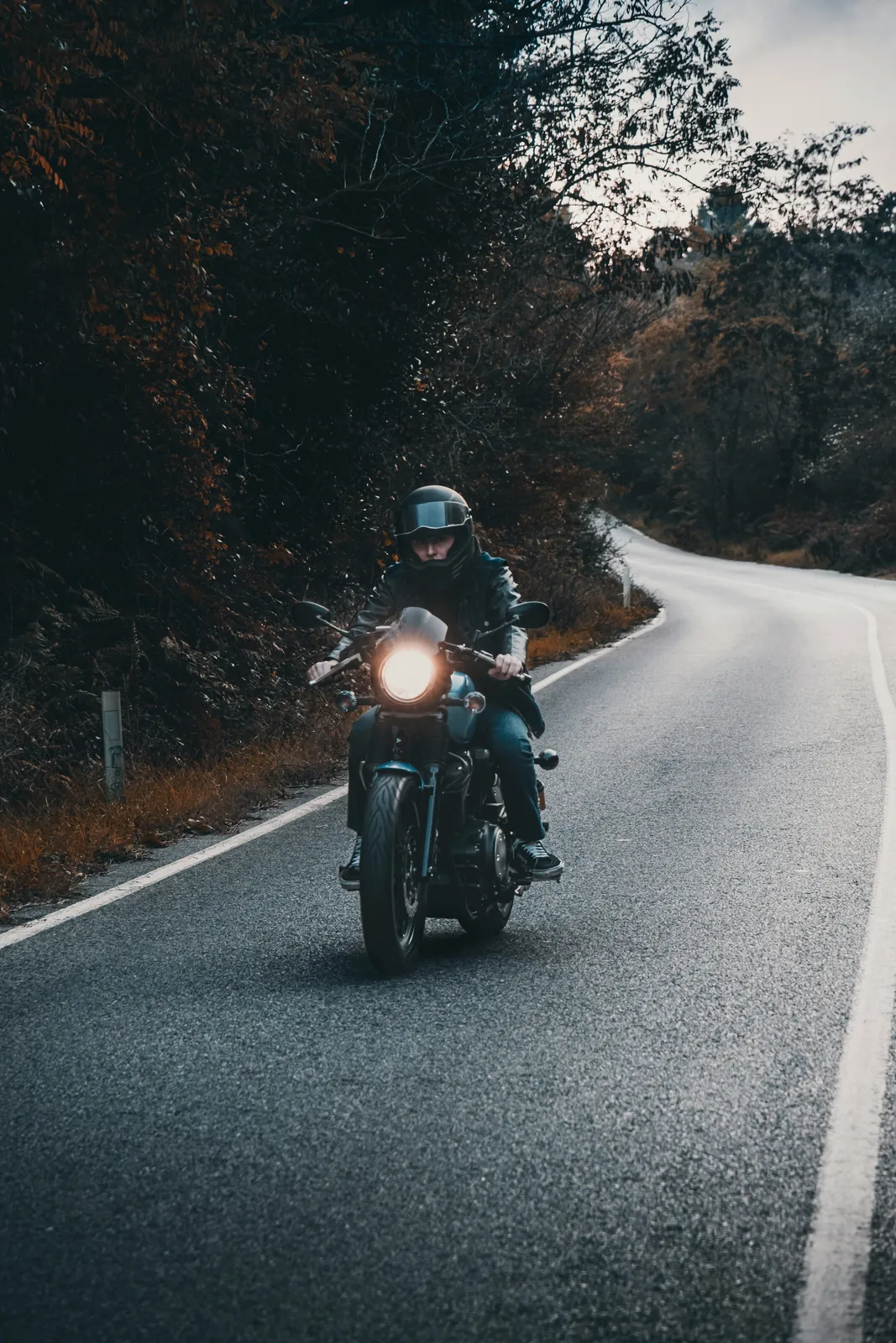 Monteur werkt aan een motor in een nette werkplaats