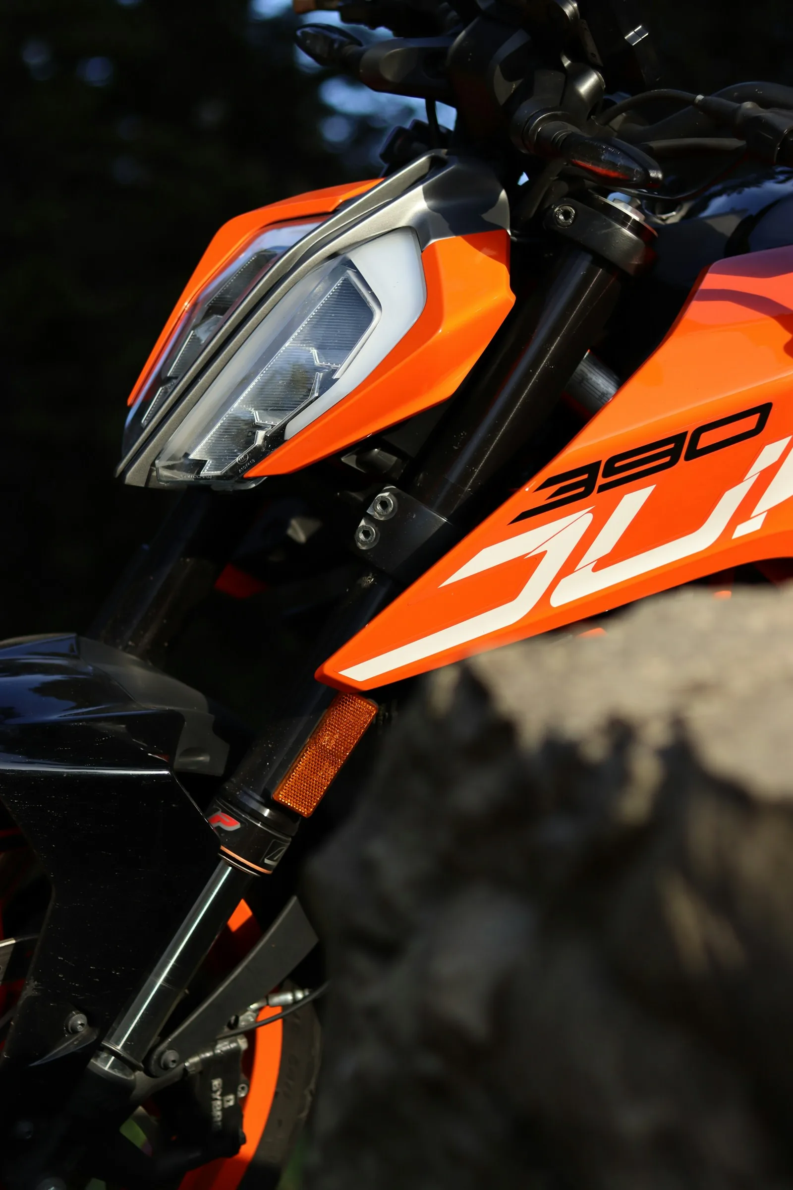 Close-up van een KTM Duke 390, foto door Kevin Picone op Unsplash