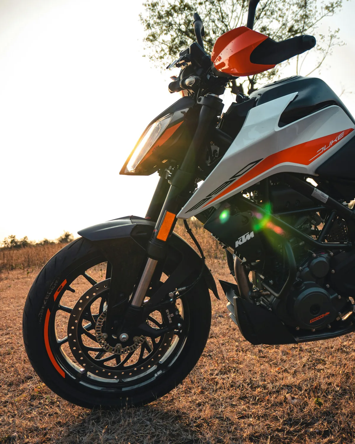 Voorzijde van een KTM Duke 390, foto door Sumit Saharkar op Unsplash
