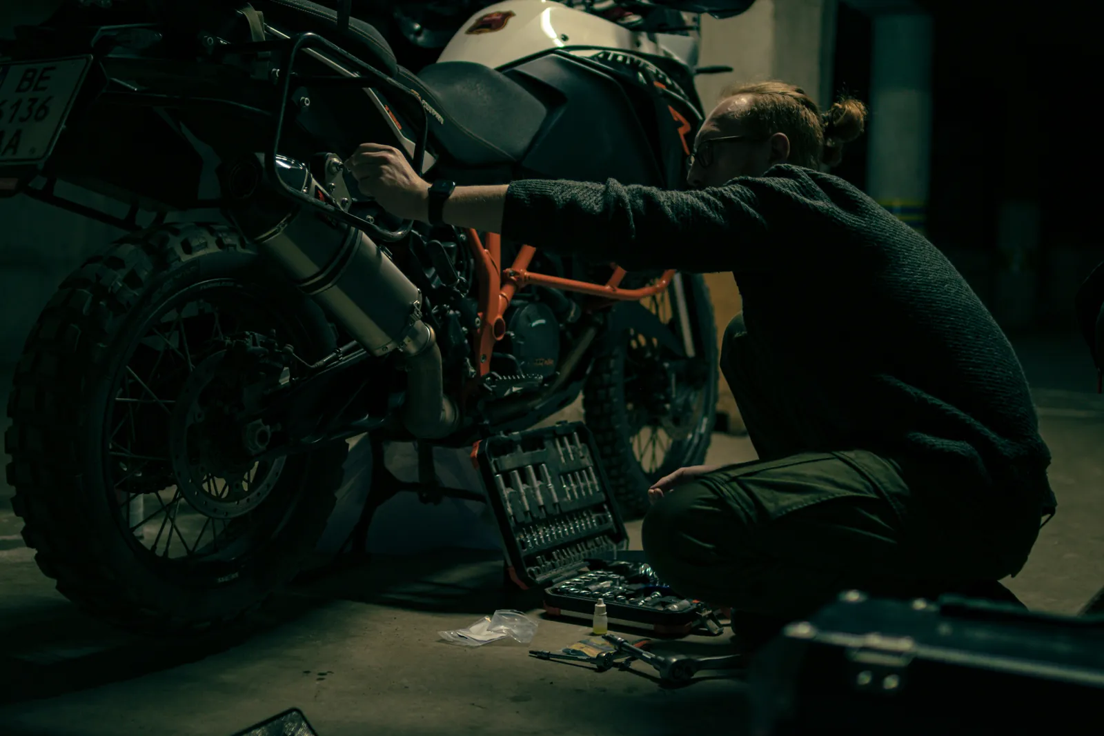 Motor in een garage als sfeerbeeld bij goed gedocumenteerd doe-het-zelf onderhoud